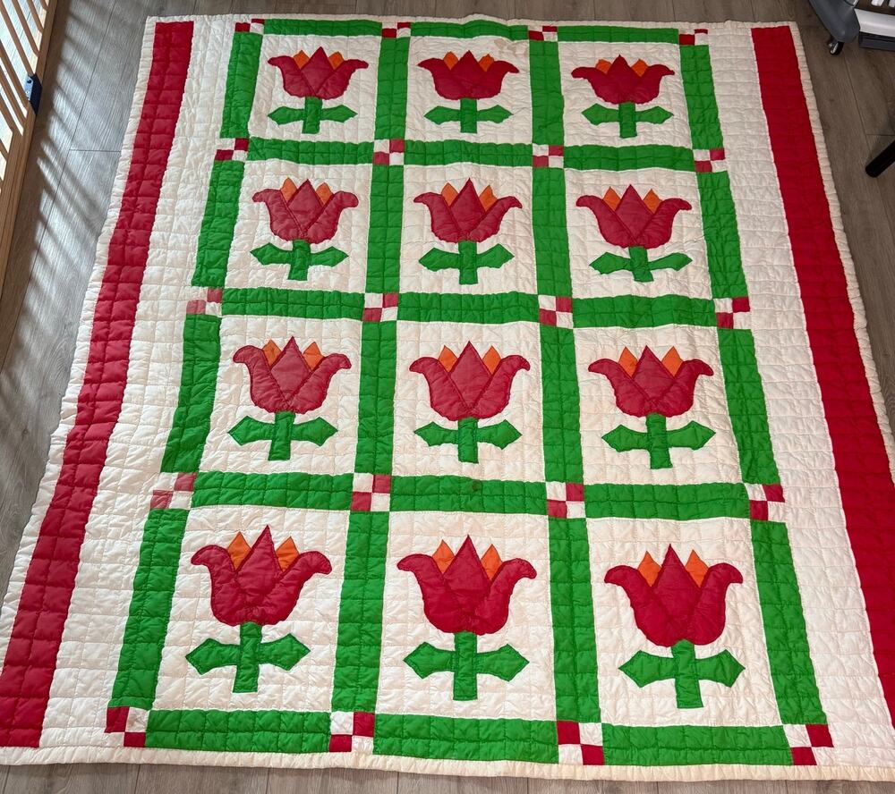 Vintage tulip patchwork quilt 70"x78"